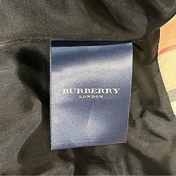 Burberry trench coat. - Picture 14 of 16